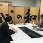 入会審査風景（大きな屏風は9月例会で書かれたもの）