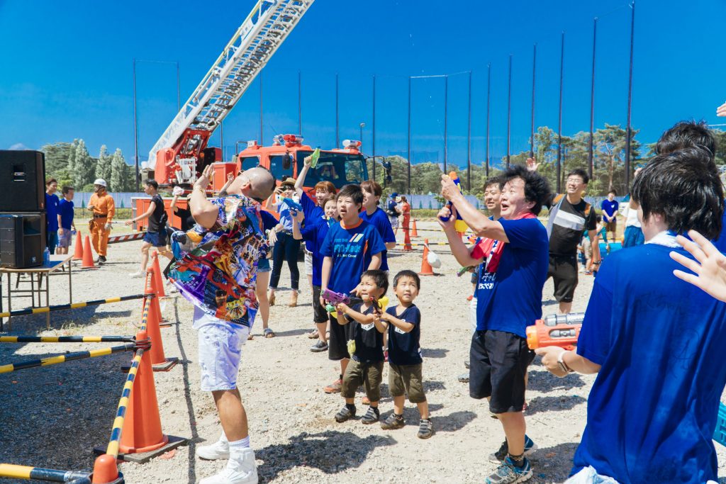 水の都昭島あそびフェスティバル 大人も水遊び